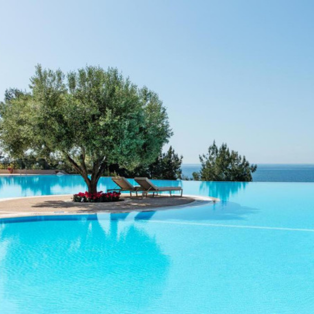 Pool Meer Sonnenliege Olivenbaum Griechenland